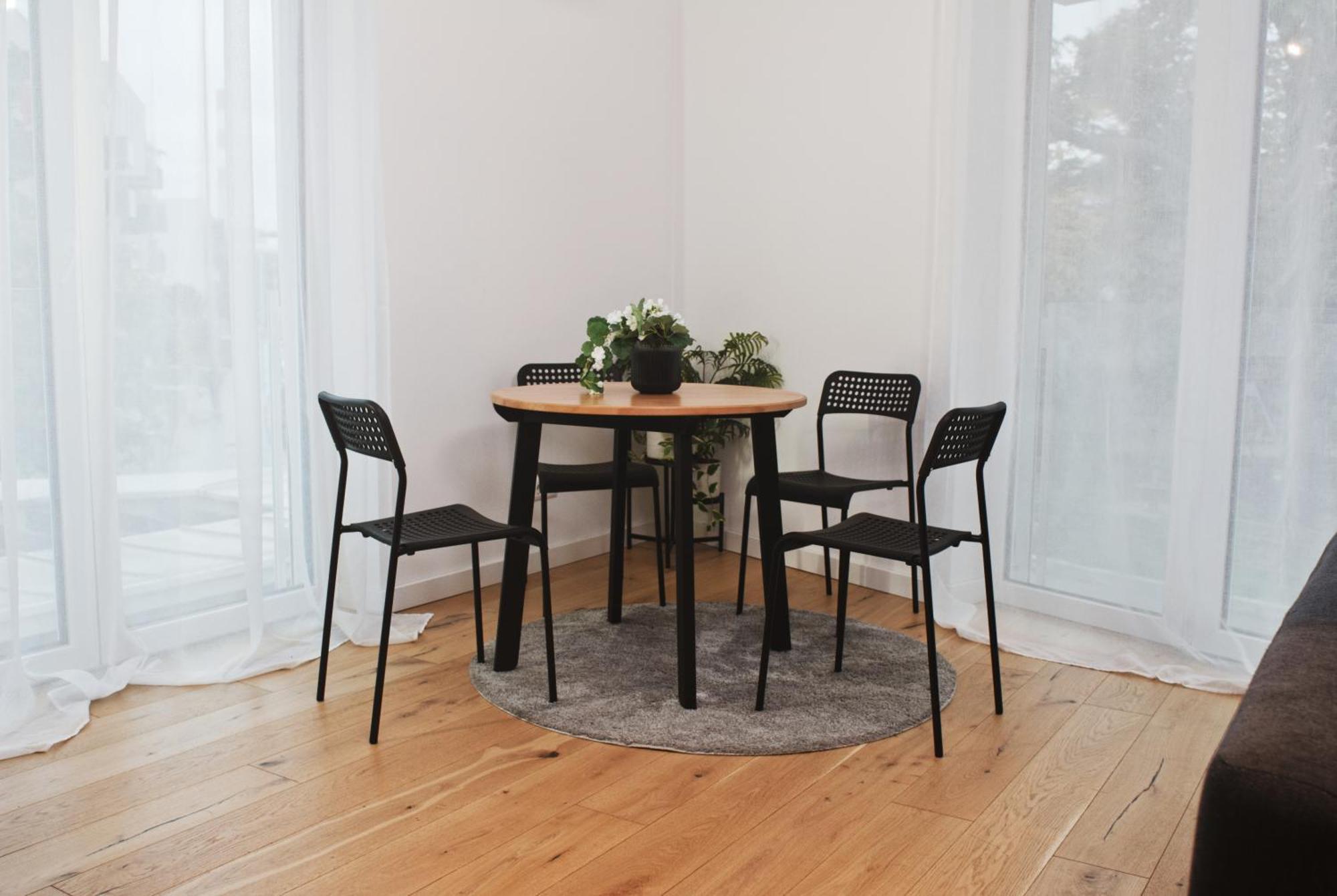 Bella's - Beautiful, Modern And Next To Metro Apartment *
